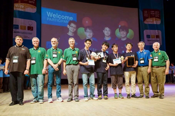The NTU team’s (starting third from right) Prof. Pu-Jen Cheng, Ting-Wei Chen, Pao-Yu Chien, and Jui-Min Lee posing with 2014 ACM ICPC event organizers.