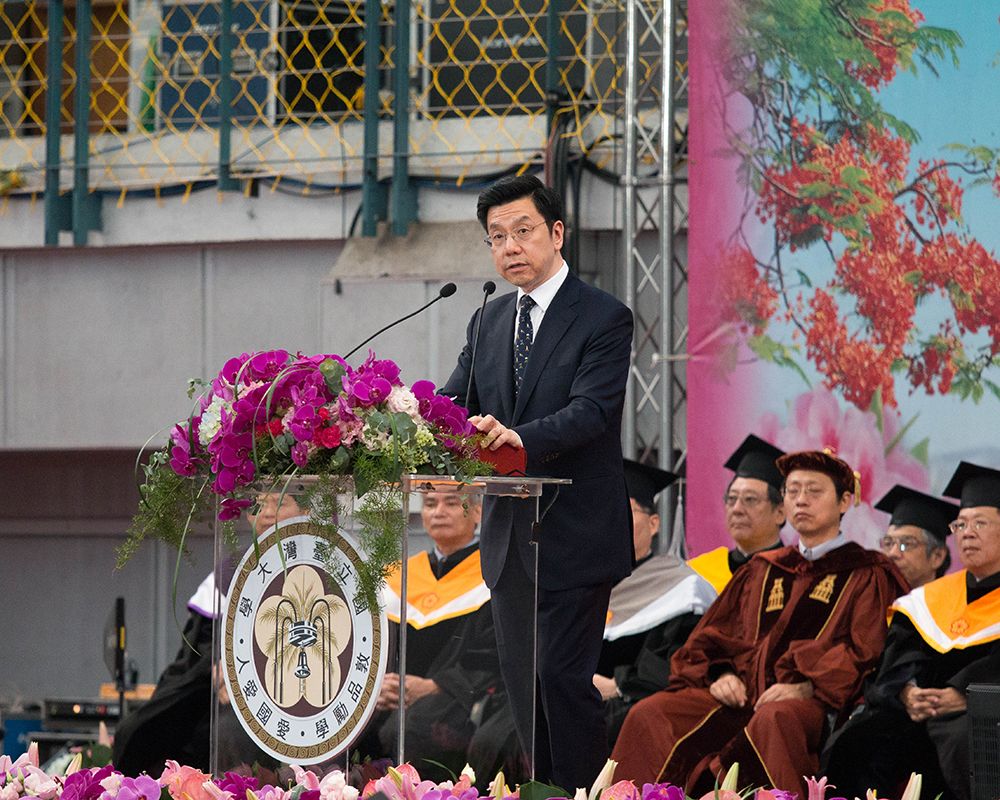 Kai-Fu Lee Addresses NTU Graduates on How to Thrive in the Age of AI-封面圖