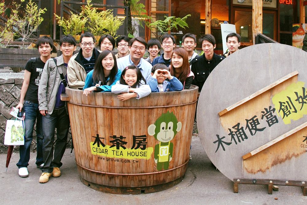 Image3:Professor Chang with his graduate students on a biannual handover-takeover bonding tour. 