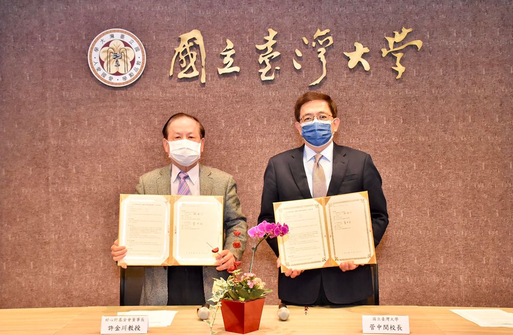 Image1:NTU President Kuan Chung-ming (管中閔) and Professor Jin-Chuan Sheu (許金川), Chairman of the Good Liver Foundation, sign a memorandum of cooperation for the project.