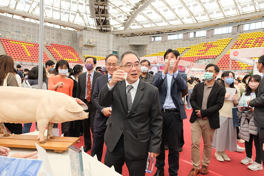 Image2:President Chen visiting the Department Expo and tasting the milk produced by the cows raised by the Department of Animal Science and Technology.
