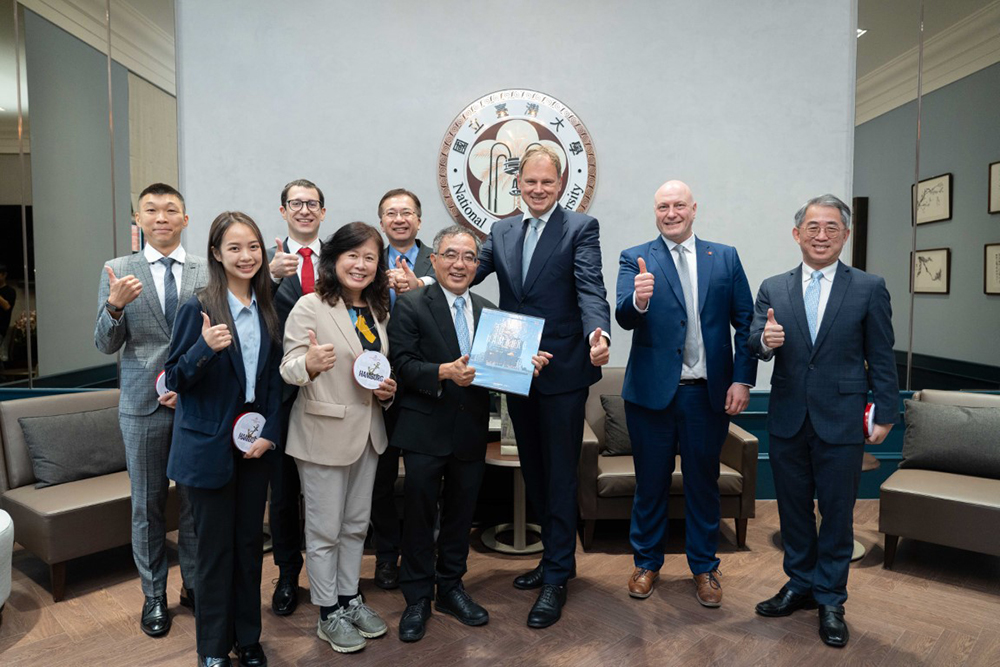 Image1:Group photo of NTU President Wen-Chang Chen, UHH President Hauke Heekeren, and other participants.