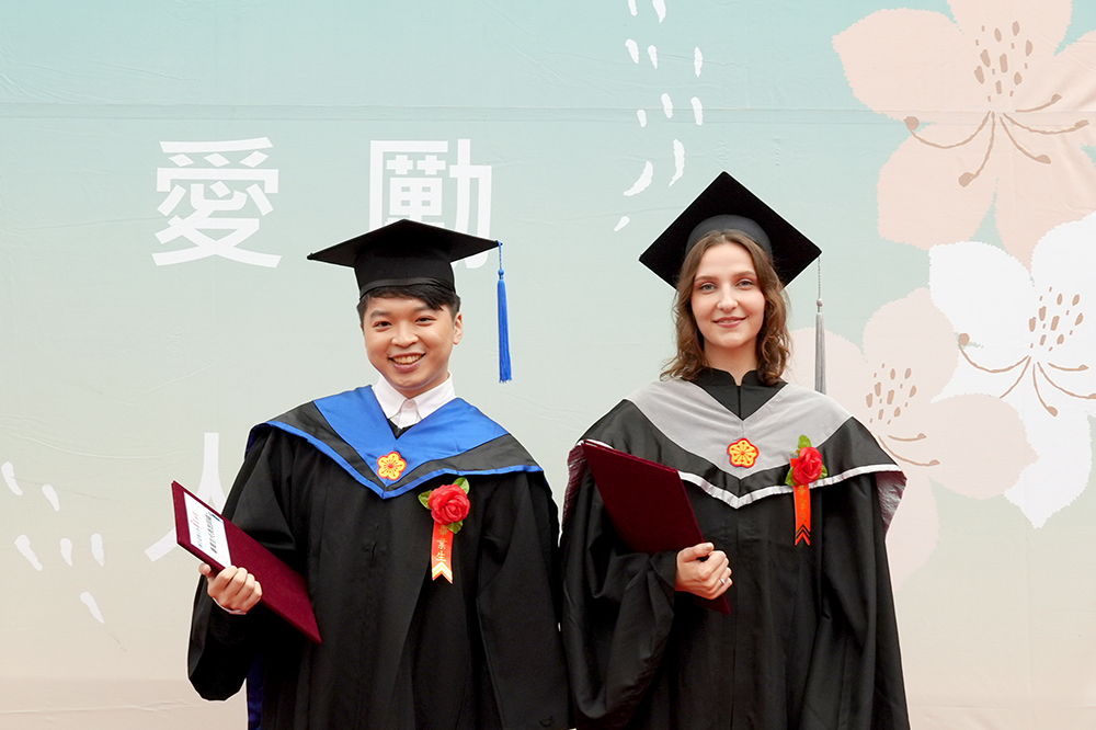 圖4:今年畢業生代表致詞部分，本地學生代表為資訊工程研究所的周承宏(左)、國際生畢業代表是來自德國的白莎莎 (Elisabeth Kreitschmann)(右)。