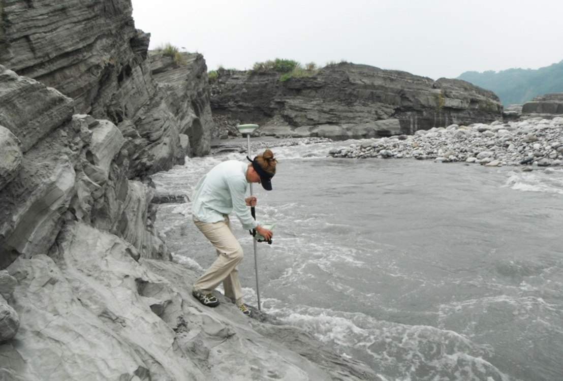 臺灣大學地質科學系Kristen Cook博士（左）與兩名臺灣大學地質科學系同學於大安溪大峽谷進行地形測量，圖中可見該峽谷由於數年的侵蝕作用，已經加寬許多。（照片提供/臺大地質系）。
