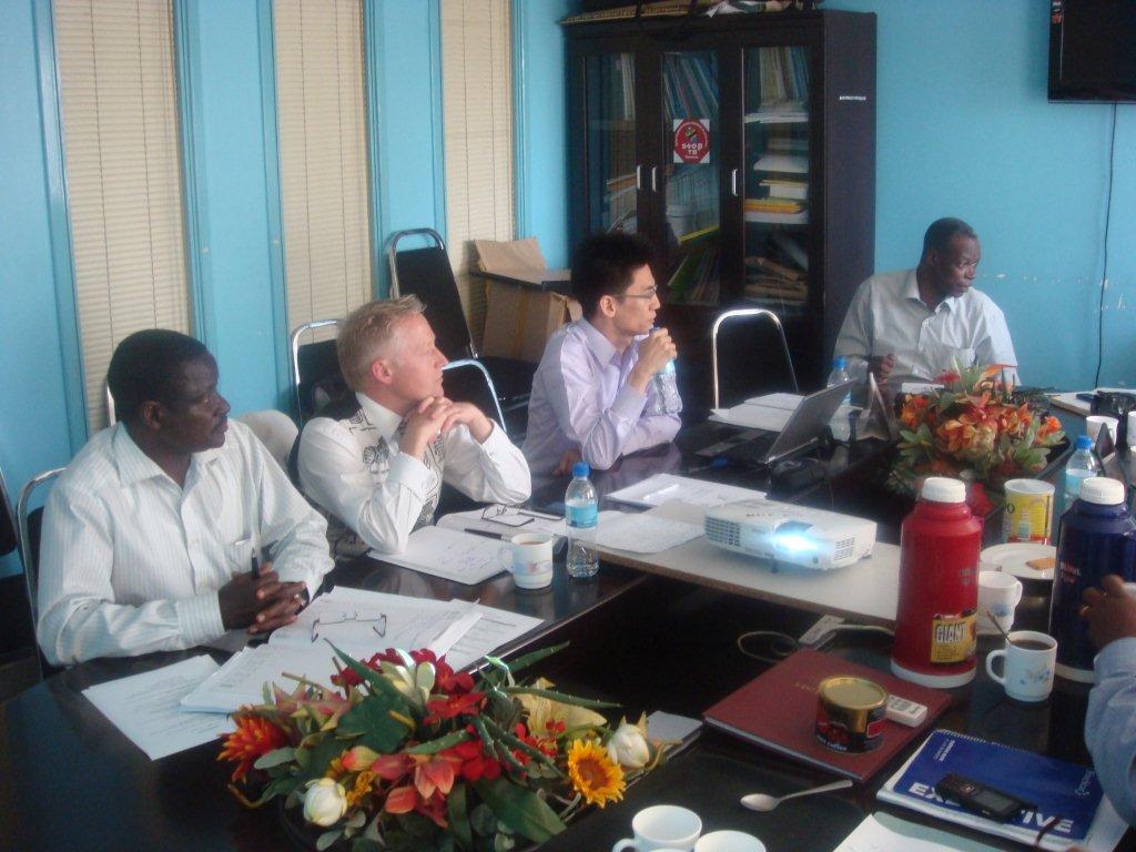 臺大公衛學院研究團隊於坦尚尼亞國家結核病中心討論
