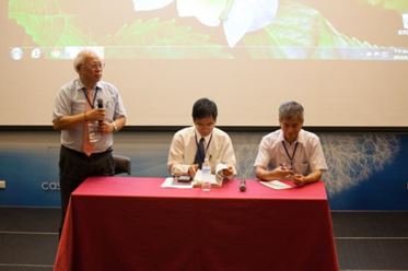 座談討論由譚義績教授（左）、陳良基副校長（中）及郭鴻基教授（右）主持
