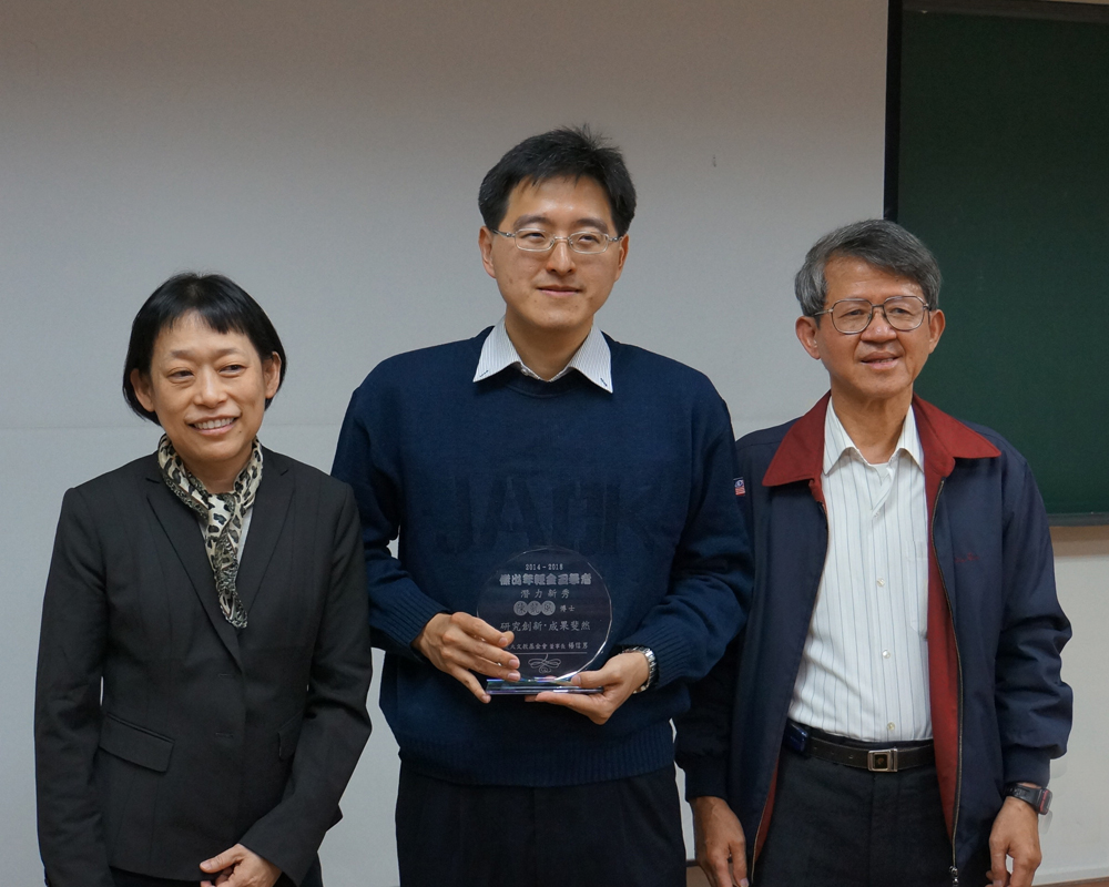 物理系陳凱風副教授榮獲第九屆 (103年度) 傑出年輕金玉學者，此一獎項設立目的為鼓勵年輕學者從事基礎科學研究，並協助國內學術單位爭取優秀年輕學者在臺服務，以提升臺灣的國際學術競爭力