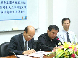 President Si-chen Li and Dr. Yen-Liang Yin signs the Letter