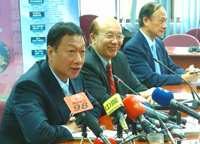 Chairman Terry Gou accepts interviews from the media.