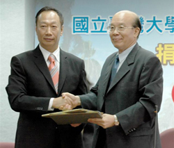 President Si-chen Lee (right) and Chairman Terry Kuo
