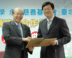 President Si-chen Lee (left) and Hsi-Wei Chou