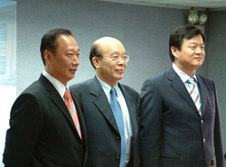 Chairman Terry Kuo, President Si-chen Lee and Magistrate Hsi-Wei Chou.