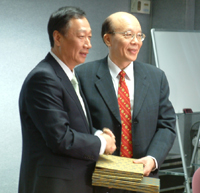 NTU President Dr. Si-chen Lee (right) with YongLin Healthcare Foundation Mr. Terry Gou (left)