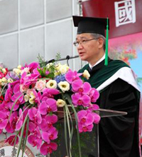 NTU President Pan-Chyr Yang reminds the class to give back to society.