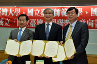 NTNU President Kuo-En Chang (張國恩, left), NTU President Pan-Chyr Yang (楊泮池, center), and NTUST President Ching-Jong Liao (廖慶榮, right)