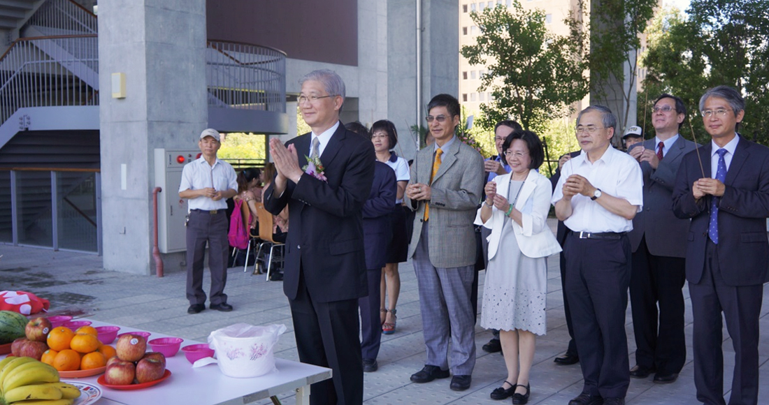NTU President Pan-Chry Yang (front) leads the administration in a traditional ceremony on the day of inauguration.