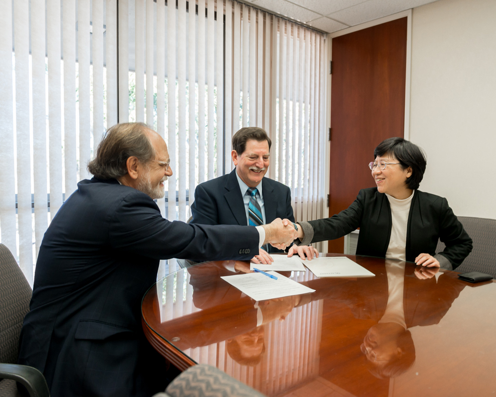 Dr. Joyce Yen Feng (right) represents NTU in signing MOU with Alliant International University.